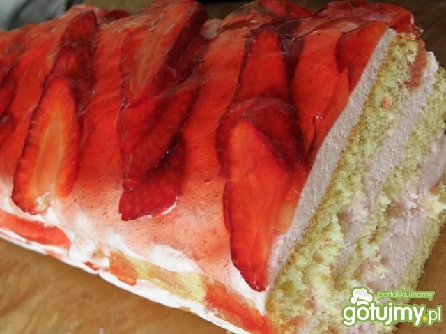 Biszkopt przekładany pianką  truskawkową