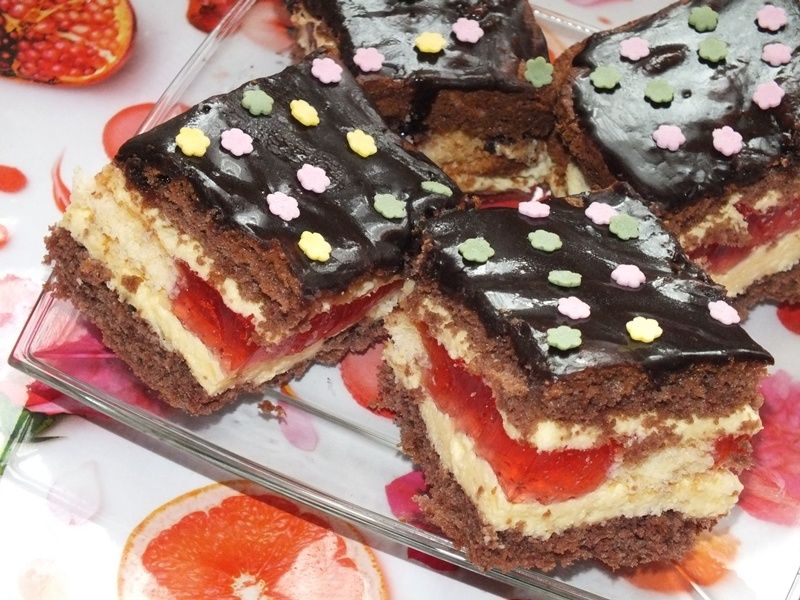 Biszkopt przekladany z galaretką Biszkopt przekladany z galaretką