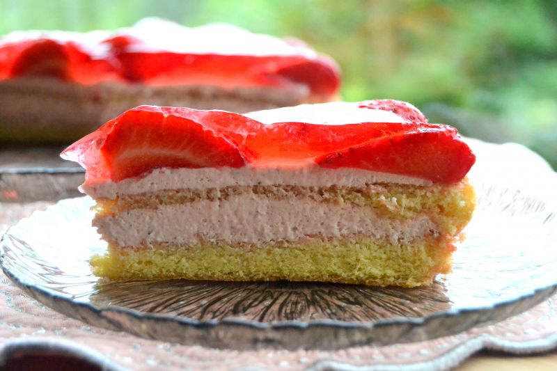 Biszkopt śmietankowo -  truskawkowy z galaretką  Biszkopt śmietankowo -  truskawkowy z galaretką