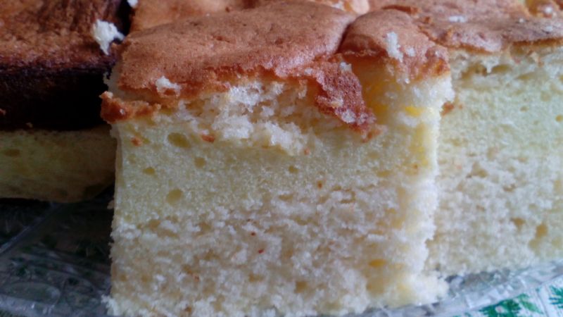 Biszkopt z agrestowym kremem zakreconej