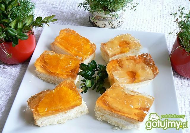 Biszkopt z ananasem i pomarańczami