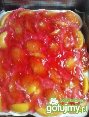 Biszkopt z bitą śmietaną. Biszkopt z bitą śmietaną.