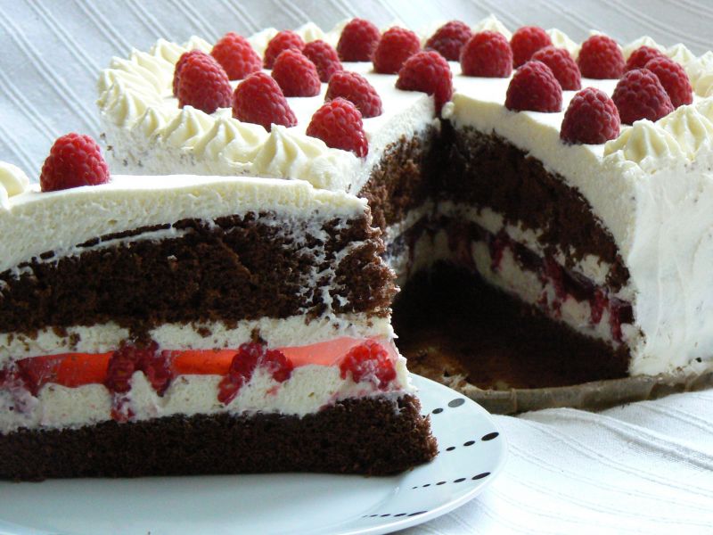 Biszkopt z bitą śmietaną galaretką i malinami