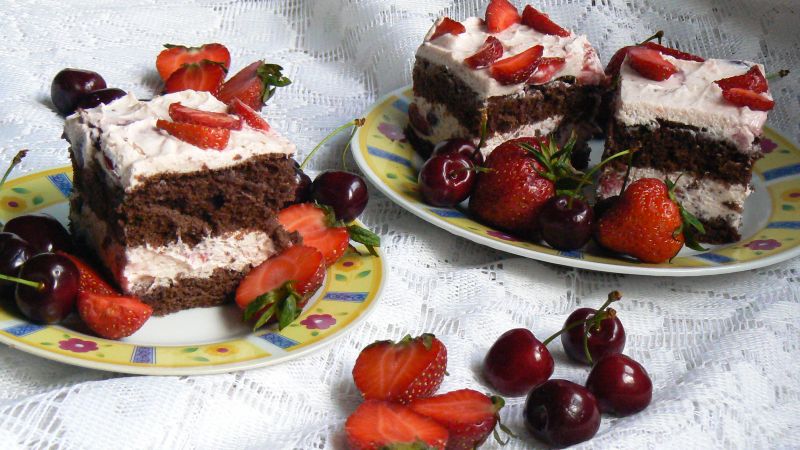 Biszkopt z bitą śmietaną i owocami