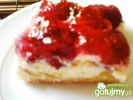 Biszkopt z bitą śmietaną i truskawkami