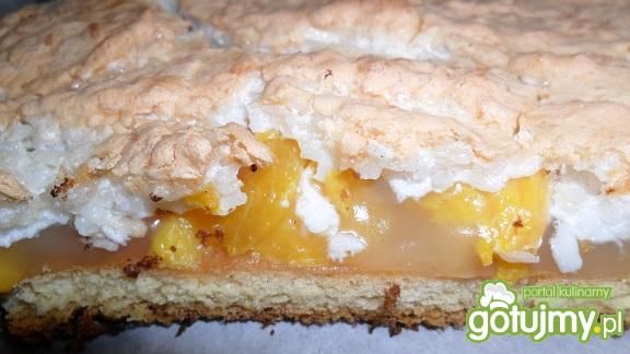 Biszkopt z brzoskwinią migdałami i kokos