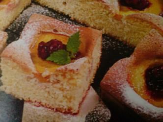 Biszkopt z brzoskwiniami.