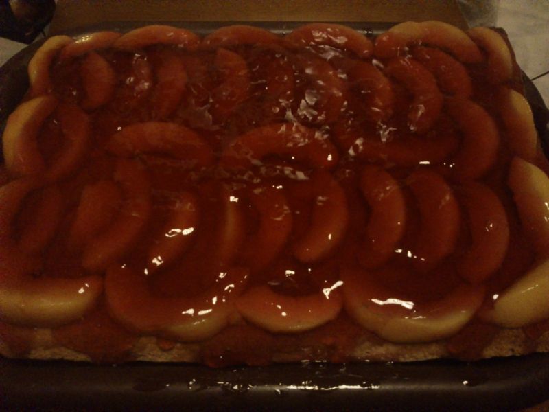 Biszkopt z brzoskwiniami i galaretką  Biszkopt z brzoskwiniami i galaretką