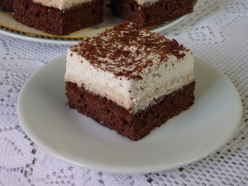 Biszkopt z budyniem i bitą śmietaną