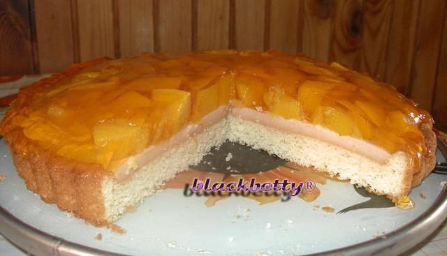 Biszkopt z budyniem i brzoskwiniami