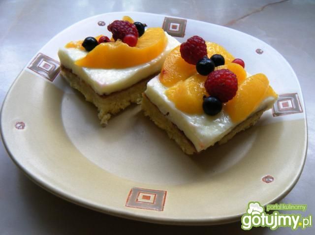Biszkopt z budyniem i owocami