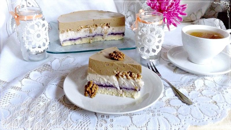 Biszkopt z budyniem orzechowym i waflami ryżowymi Biszkopt z budyniem orzechowym i waflami ryżowymi