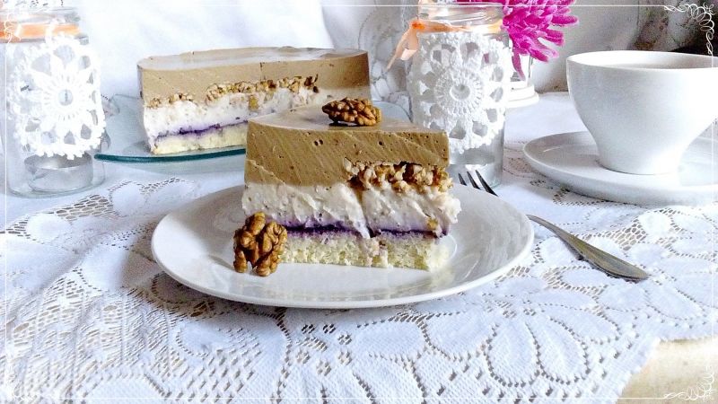 Biszkopt z budyniem orzechowym i waflami ryżowymi Biszkopt z budyniem orzechowym i waflami ryżowymi