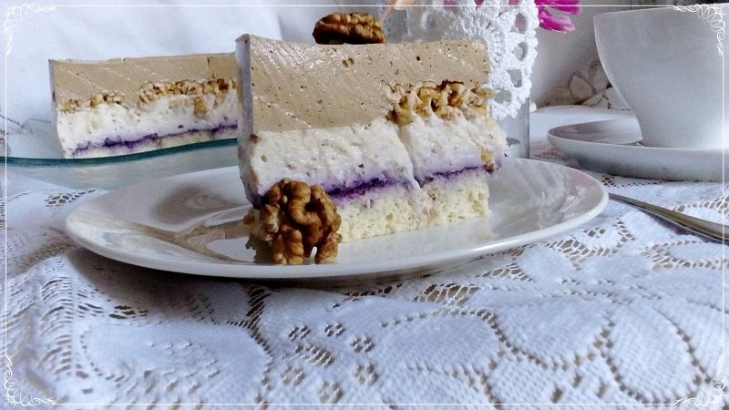 Biszkopt z budyniem orzechowym i waflami ryżowymi Biszkopt z budyniem orzechowym i waflami ryżowymi