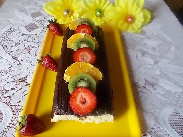 Biszkopt z budyniowym kremem i delicjami