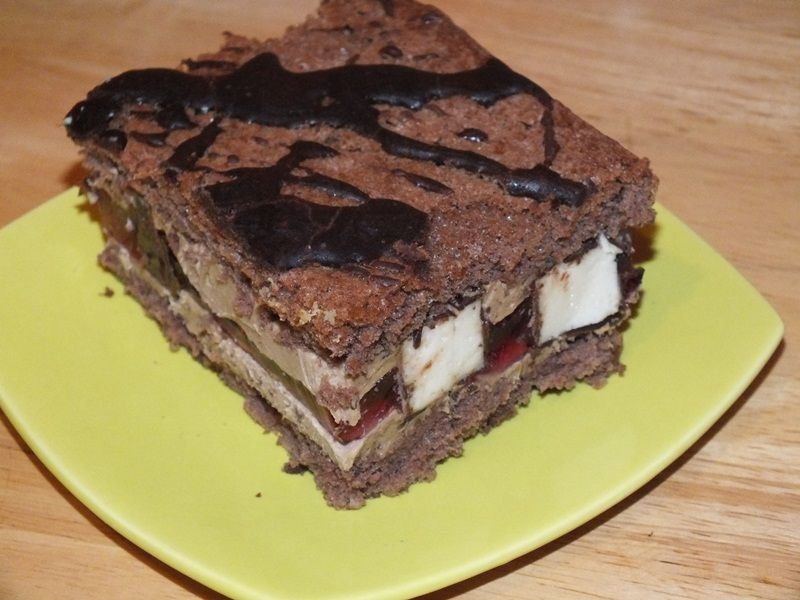 Biszkopt z czekoladkami i galaretką