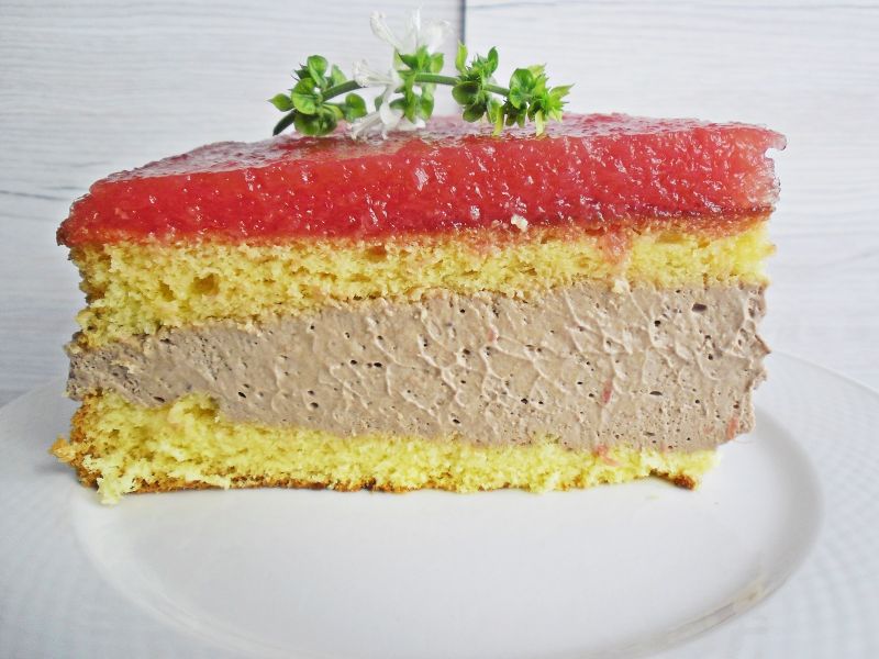 Biszkopt z czekoladowym sernikiem, musem arbuzowym Biszkopt z czekoladowym sernikiem, musem arbuzowym