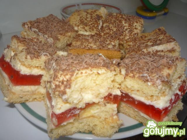 Biszkopt z galaretką i biszkopcikami