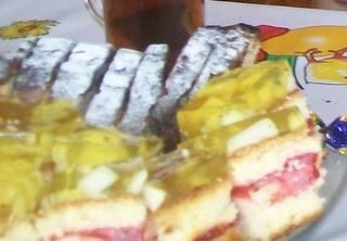 Biszkopt z galaretką i jabłkami Biszkopt z galaretką i jabłkami