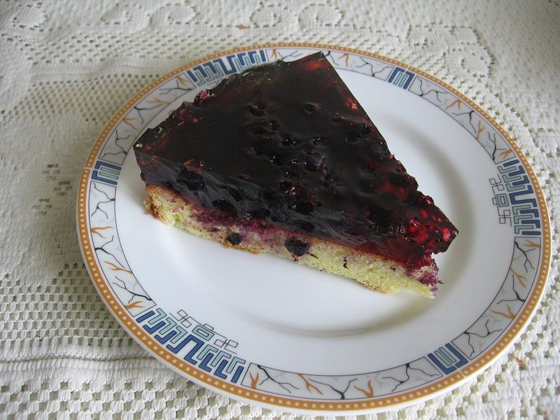 Biszkopt z galaretką i jagodami
