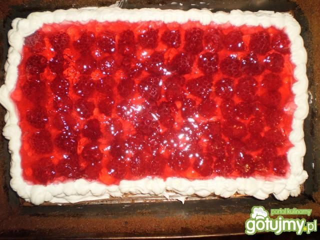 Biszkopt z galaretką i malinami  