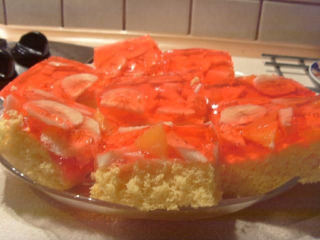Biszkopt z  galaretką i owocami Biszkopt z  galaretką i owocami