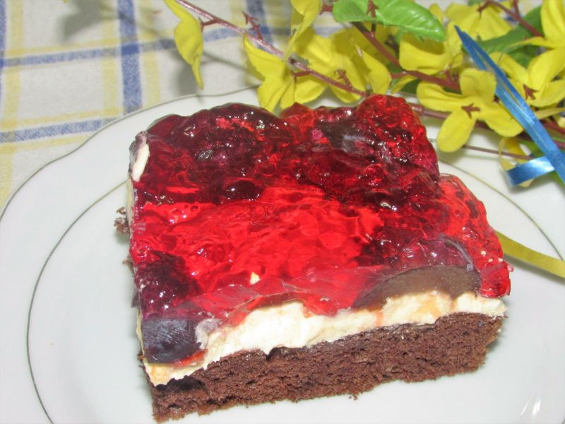 Biszkopt z galaretką i śliwkami