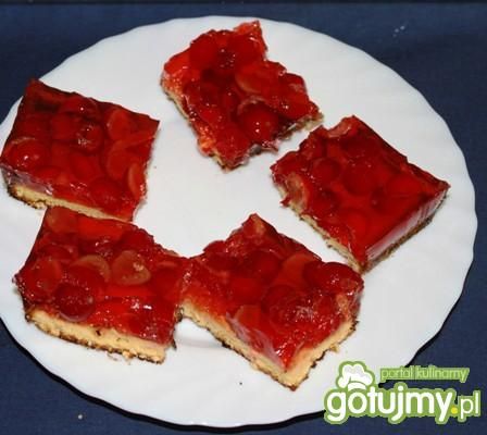 Biszkopt z galaretka i wiśniami 2