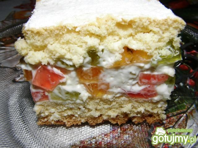 Biszkopt z galaretkami i bitą śmietaną Biszkopt z galaretkami i bitą śmietaną