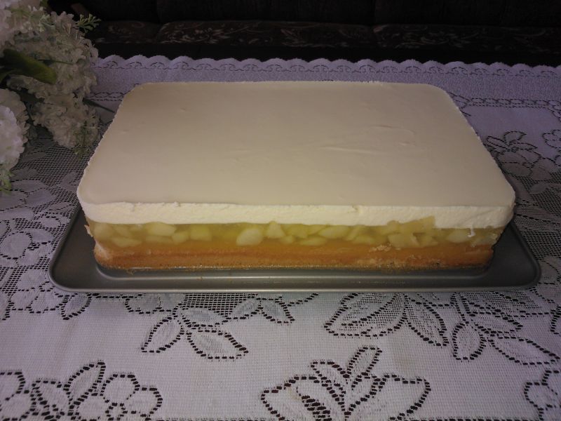 Biszkopt z gruszkami i brzoskwiniową pianką