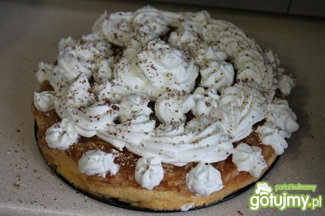 Biszkopt z jabłkami i bitą śmietaną 