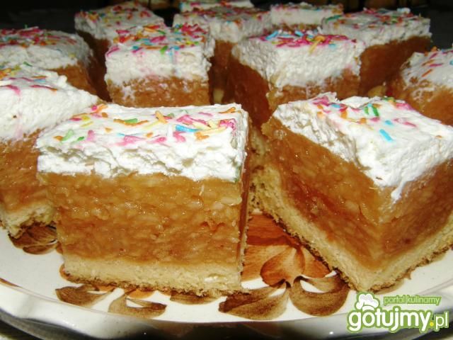 Biszkopt z jabłkami i bitą śmietaną     