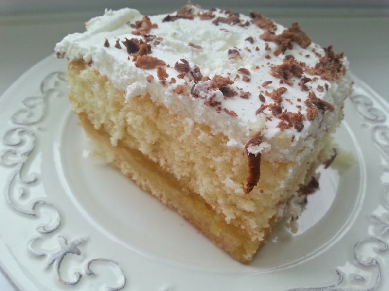 Biszkopt z jabłkami i bitą śmietaną Biszkopt z jabłkami i bitą śmietaną