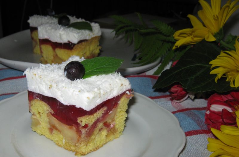 Biszkopt z jabłkami i bitą śmietaną Biszkopt z jabłkami i bitą śmietaną