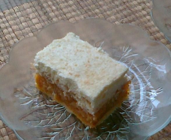 Biszkopt z jabłkami i bitą śmietaną