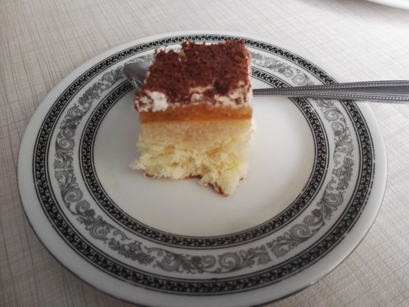 Biszkopt z jabłkami i bitą śmietaną Biszkopt z jabłkami i bitą śmietaną