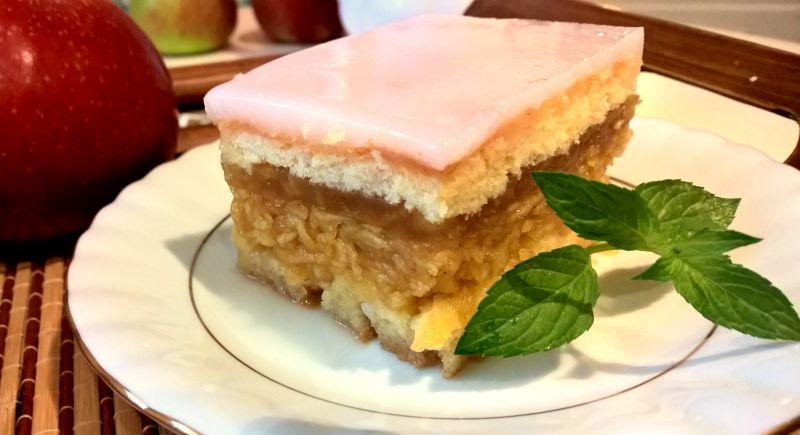 Biszkopt z jabłkami i galaretką Biszkopt z jabłkami i galaretką