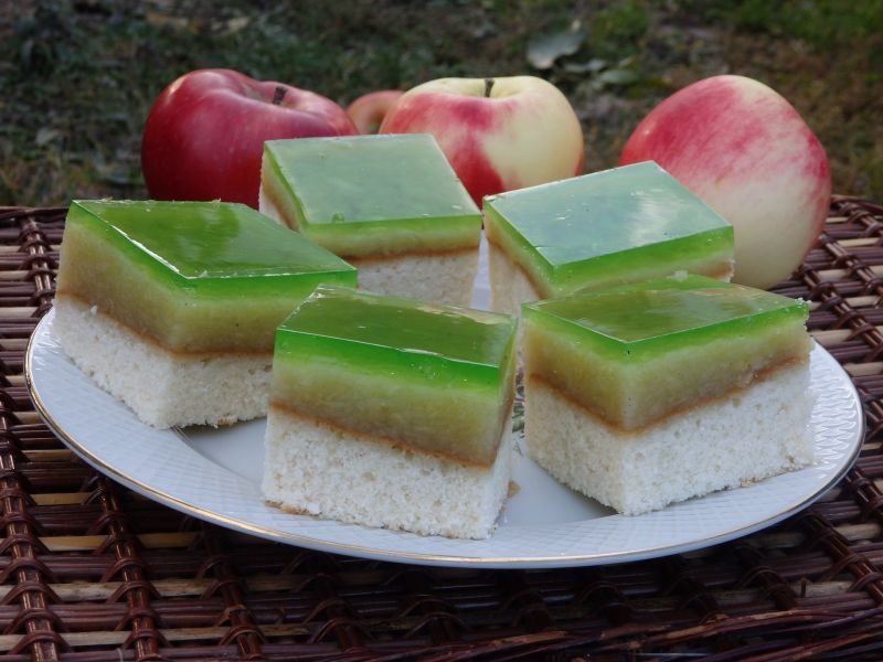 Biszkopt z jabłkami i galaretką