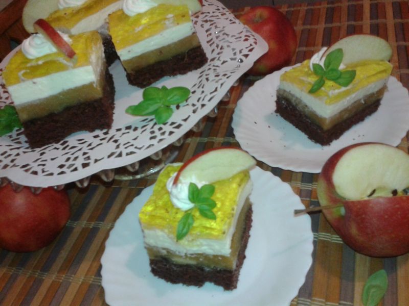 Biszkopt z jabłkami i kremem