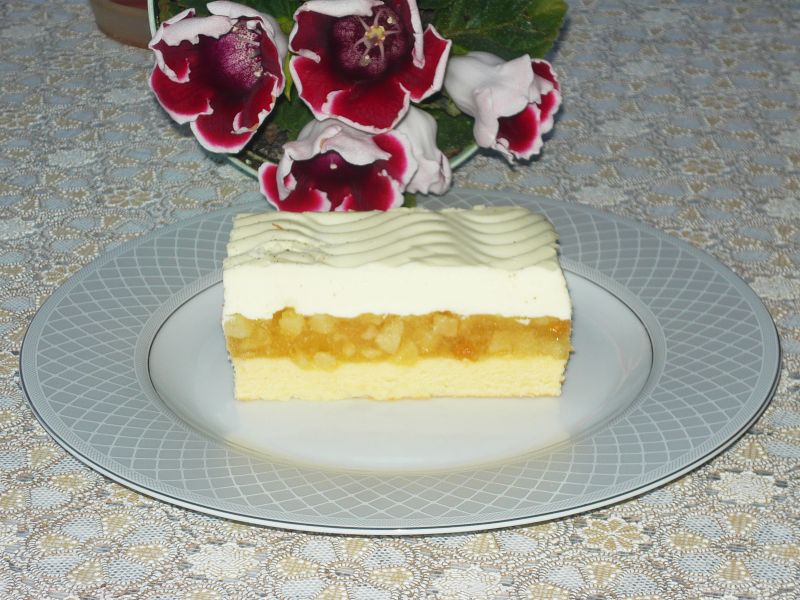 Biszkopt z jabłkami i pianką