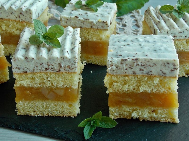 Biszkopt z jabłkami i pianką straciatella