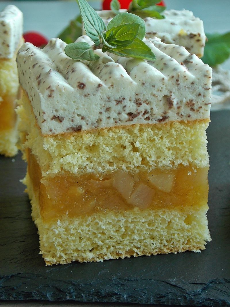 Biszkopt z jabłkami i pianką straciatella Biszkopt z jabłkami i pianką straciatella