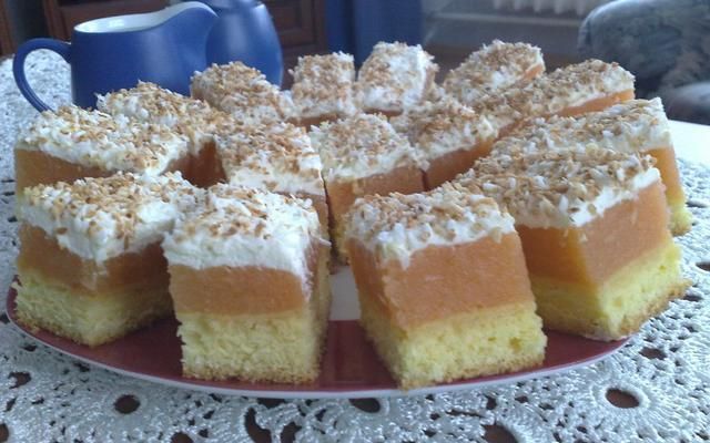 Biszkopt z jabłkami i śmietaną