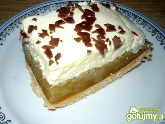 Biszkopt z jabłkami i z bitą śmietaną