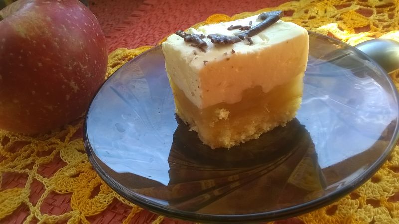 biszkopt z jabłkiem i cytrynową pianką biszkopt z jabłkiem i cytrynową pianką