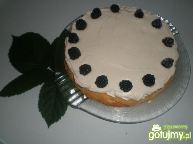 Biszkopt z jeżynami i bitą śmietaną 