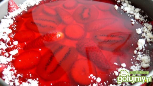 Biszkopt z kiwi, truskawkami i galaretką