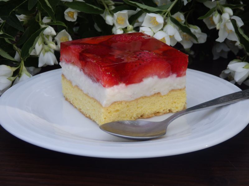 Biszkopt z kremem budyniowym i truskawkami 