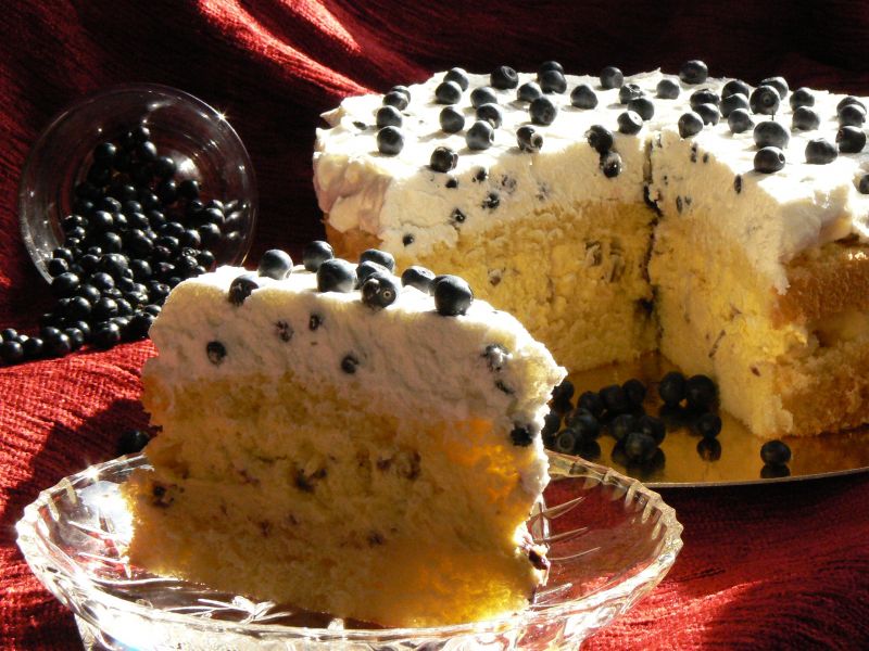 Biszkopt z kremem i borówkami
