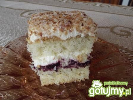 Biszkopt z kremem i dżemem. Biszkopt z kremem i dżemem.